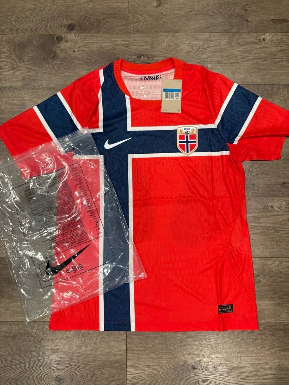 Nike Men’s SIZE M Red Norway Soccer Jersey with Navy & White Cross